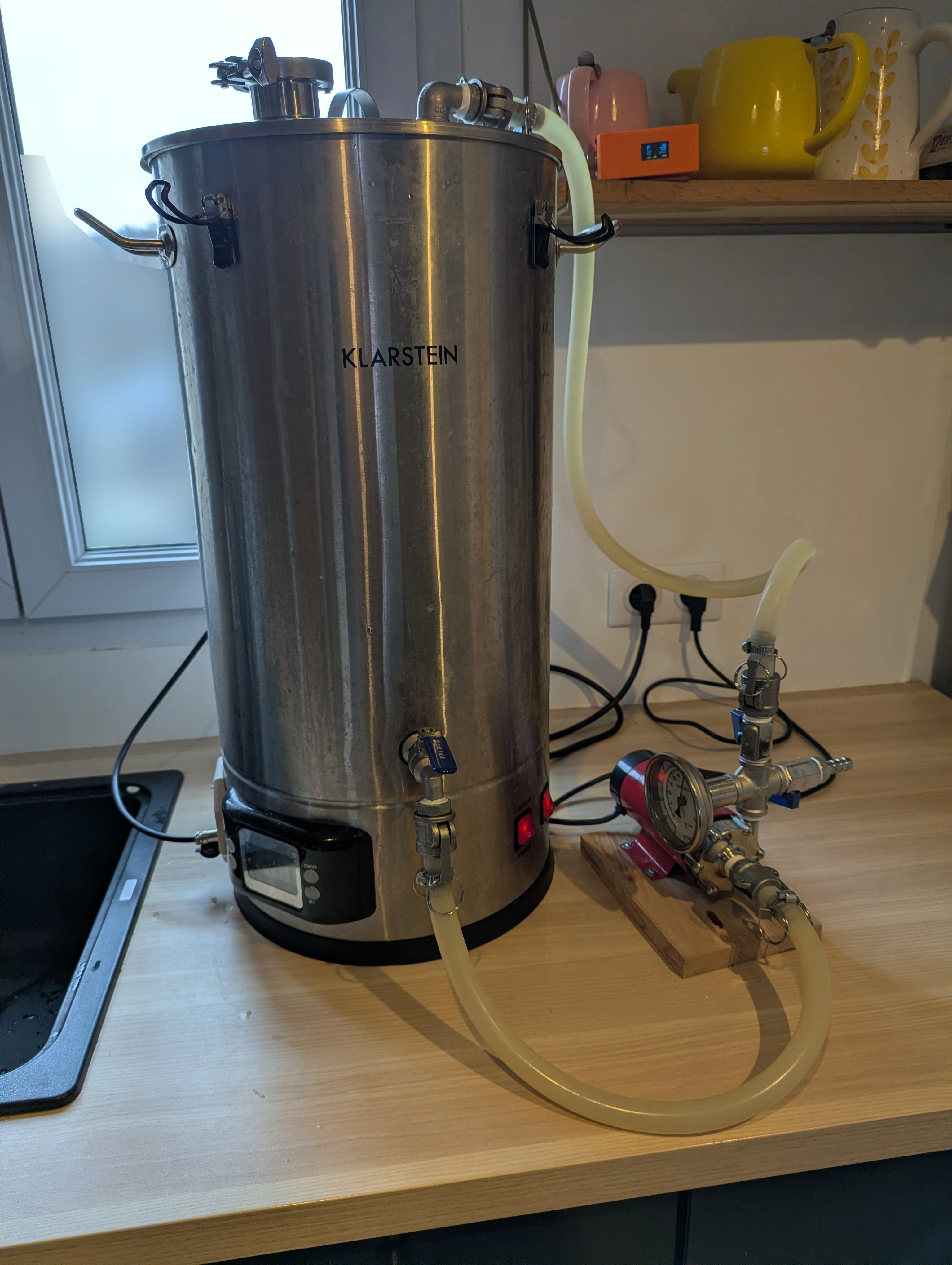 A photograph of the klarstein brewing tank during mashing